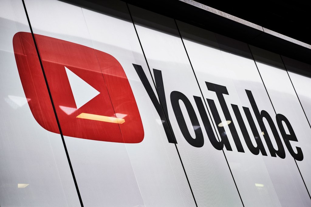 YouTube hiện cho phép bạn yêu cầu gỡ bỏ nội dung được tạo ra bằng trí tuệ nhân tạo mô phỏng khuôn mặt hoặc giọng nói của bạn