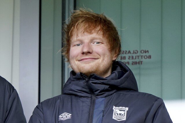 Ed Sheeran mua một phần trăm cổ phần ở Ipswich trước khi trở lại Premier League